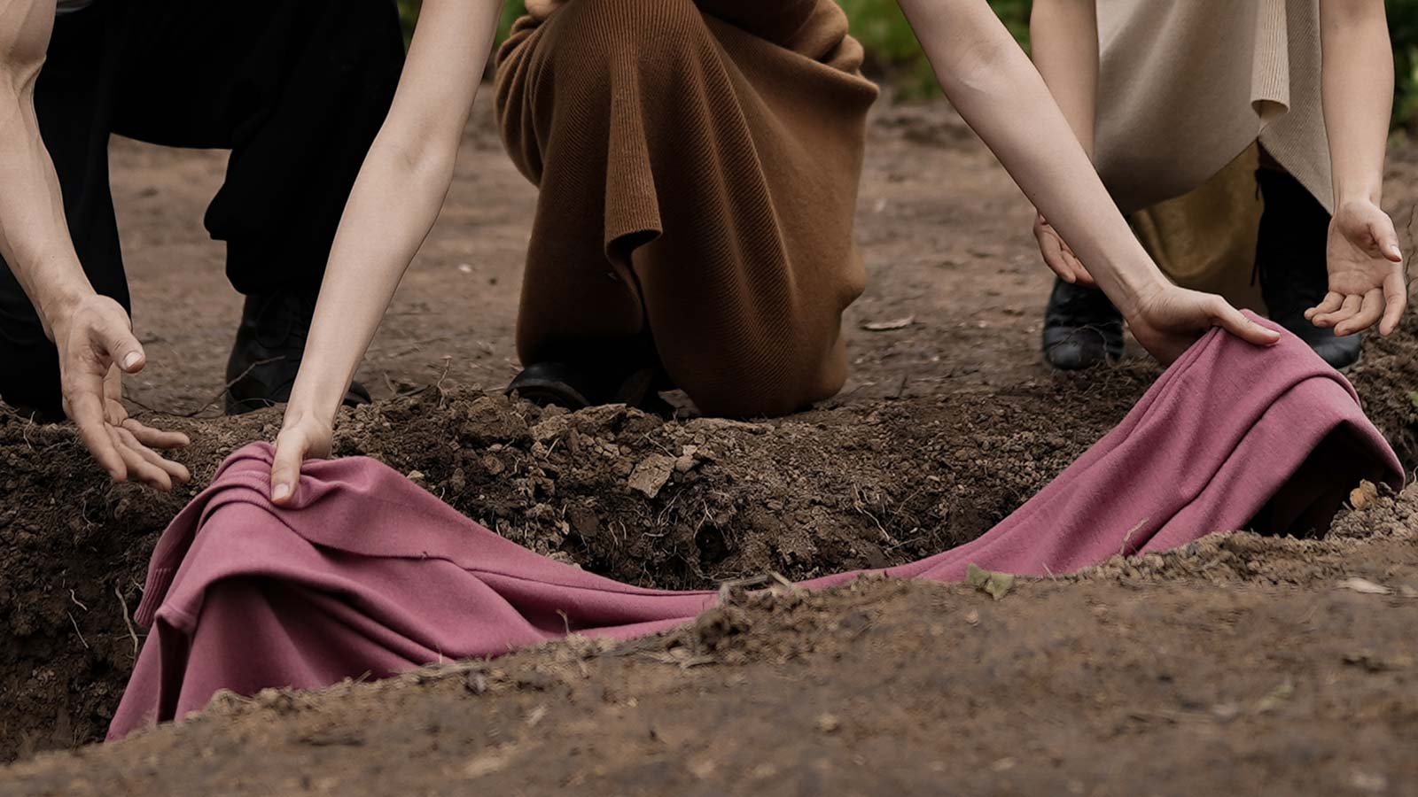 <p>Research shows Merino wool fabrics can biodegrade by <a style="color: #ffffff; text-decoration: underline;" title="Compostability of wool textiles by soil burial" href="https://journals.sagepub.com/doi/10.1177/00405175231163590" target="_blank" rel="noopener">95% after 15 weeks of burial in</a> soil. Synthetic fibres, on the other hand, can be extremely slow to degrade and significantly contribute to the world’s overflowing landfills.</p>